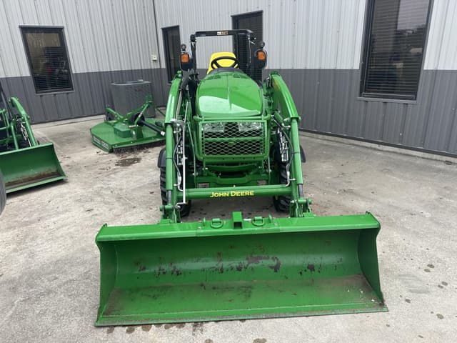Image of John Deere 3046R equipment image 2