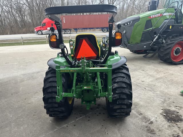 Image of John Deere 3046R equipment image 3
