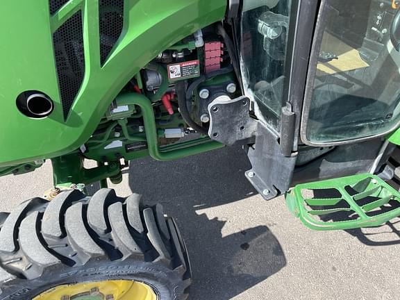Image of John Deere 3046R equipment image 3