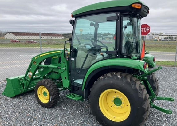 Image of John Deere 3046R equipment image 4