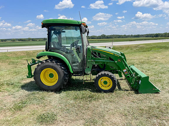 Image of John Deere 3046R equipment image 4