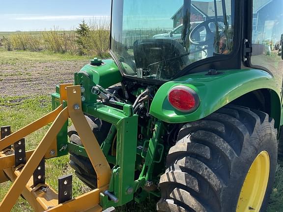 Image of John Deere 3046R equipment image 4