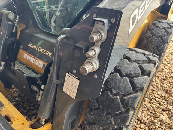 Image of John Deere 318G equipment image 4