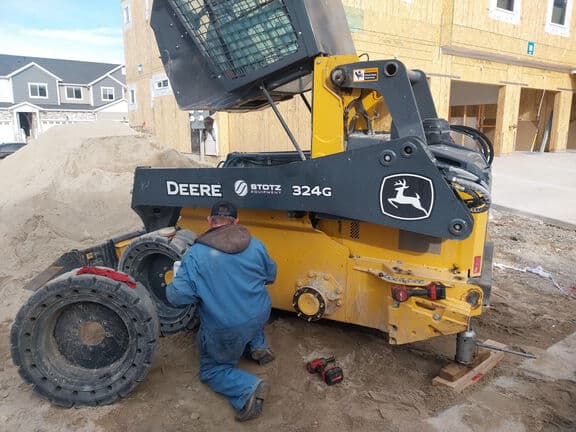 Image of John Deere 324G equipment image 4