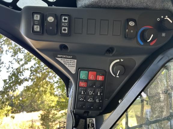 Image of John Deere 324G equipment image 3