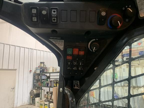 Image of John Deere 324G equipment image 3
