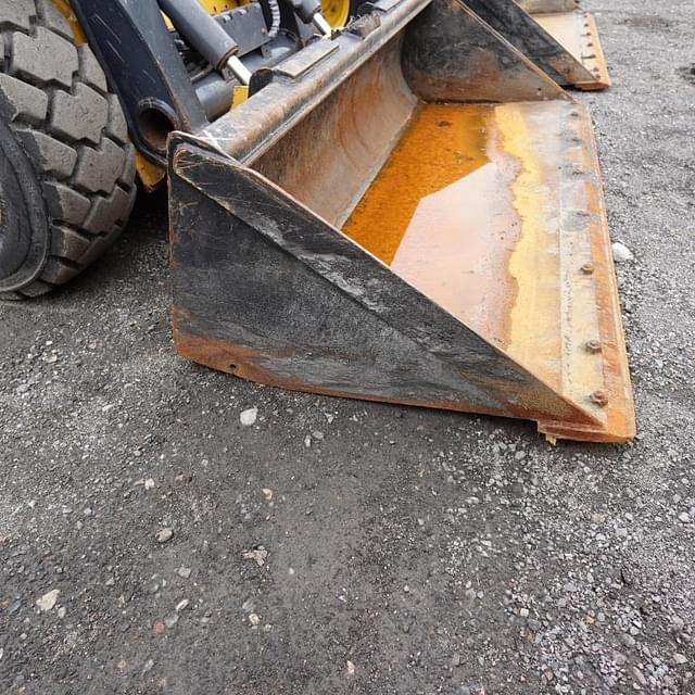 Image of John Deere 324G equipment image 4