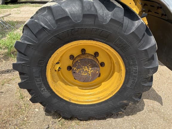 Image of John Deere 324L equipment image 4
