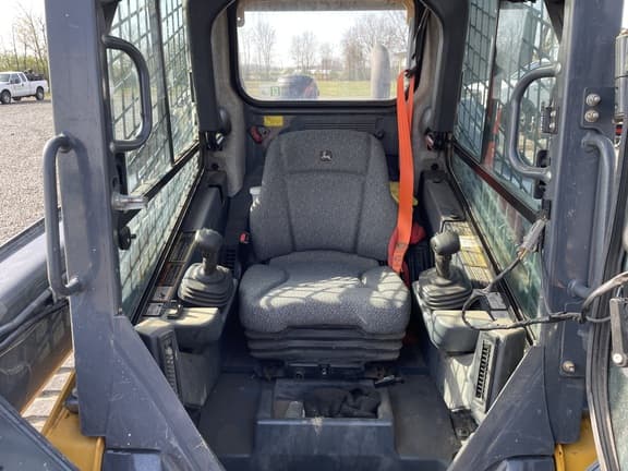 Image of John Deere 325G equipment image 4