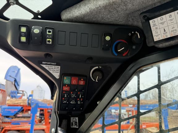 Image of John Deere 325G equipment image 2