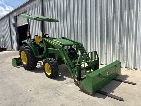 Image of John Deere 4044M equipment image 4