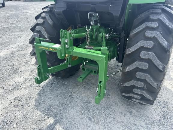Image of John Deere 4052M equipment image 4