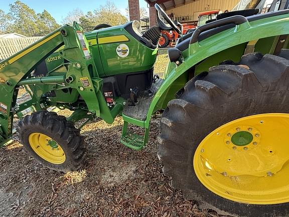 Image of John Deere 4052R equipment image 4