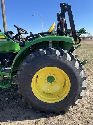 Image of John Deere 4052R equipment image 4