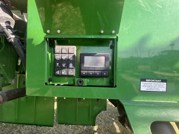 Image of John Deere 412R equipment image 4