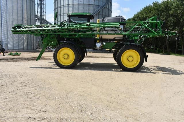 Image of John Deere 412R equipment image 3