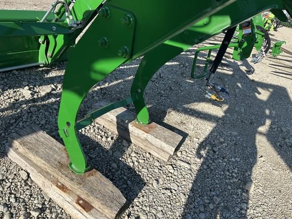 Image of John Deere 440R equipment image 4