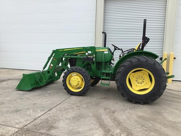 Image of John Deere 5045E equipment image 4