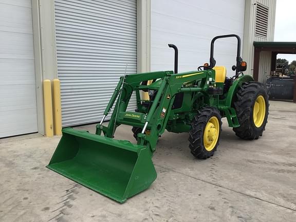 Image of John Deere 5045E equipment image 3