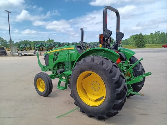 Image of John Deere 5045E equipment image 4