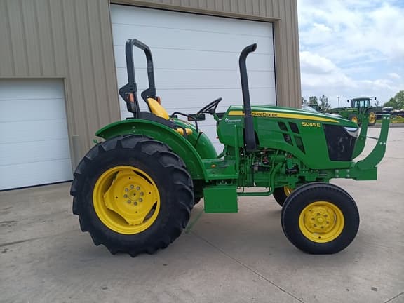 Image of John Deere 5045E equipment image 3