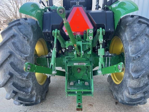 Image of John Deere 5045E equipment image 4