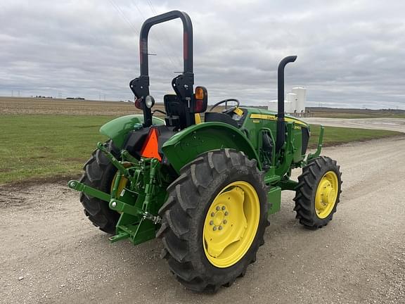 Image of John Deere 5045E equipment image 4