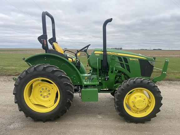 Image of John Deere 5045E equipment image 3