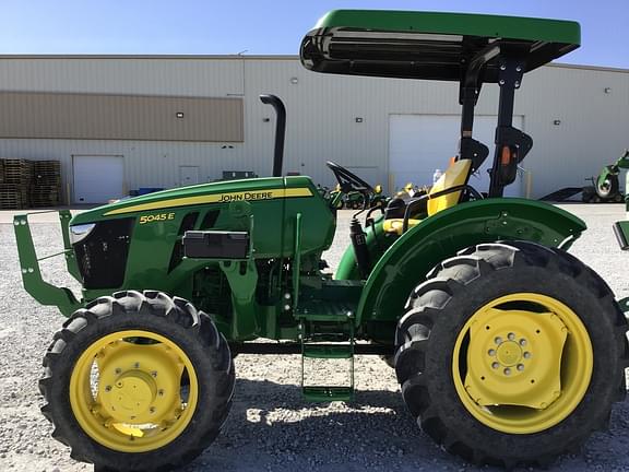 Image of John Deere 5045E equipment image 4
