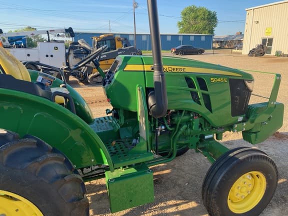 Image of John Deere 5045E equipment image 4
