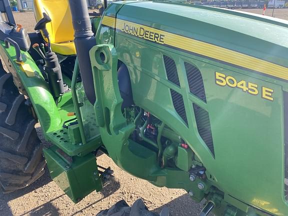 Image of John Deere 5045E equipment image 2