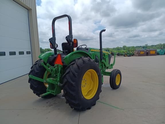 Image of John Deere 5045E equipment image 3