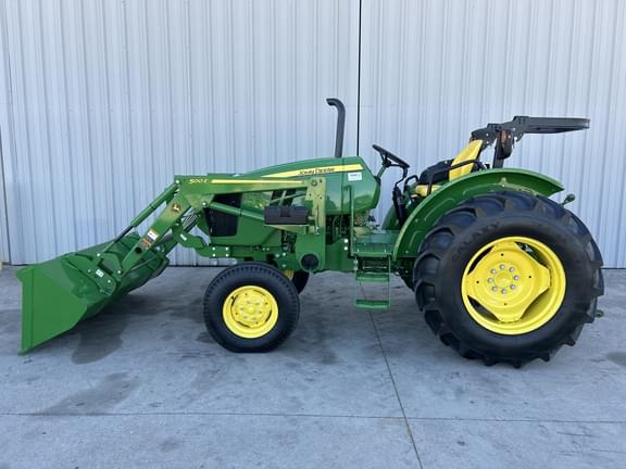 Image of John Deere 5045E equipment image 4