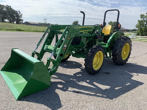 Image of John Deere 5045E equipment image 4