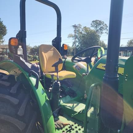 Image of John Deere 5045E equipment image 4