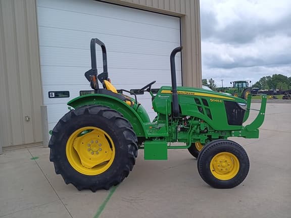 Image of John Deere 5045E equipment image 3