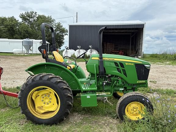 Image of John Deere 5045E equipment image 3