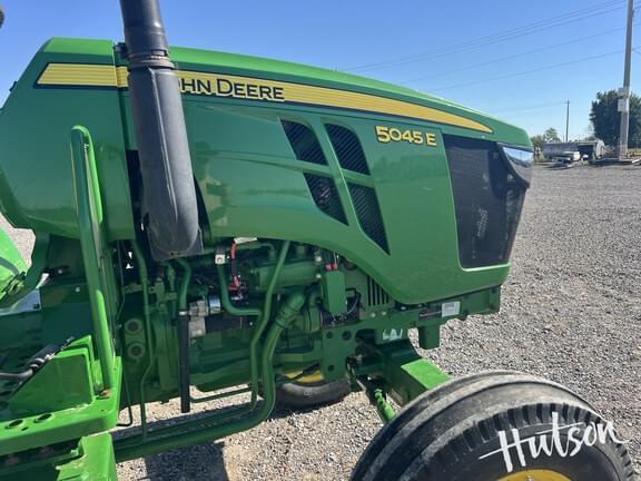 Image of John Deere 5045E equipment image 4
