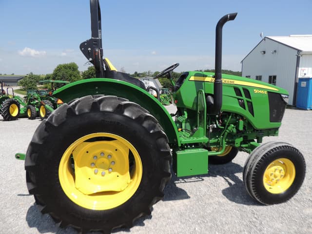 Image of John Deere 5045E equipment image 3