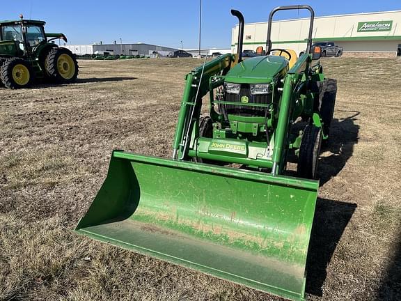 Image of John Deere 5045E equipment image 3