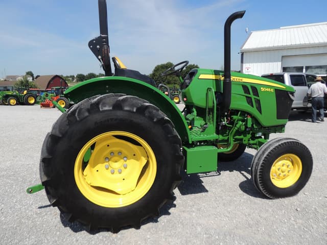 Image of John Deere 5045E equipment image 3