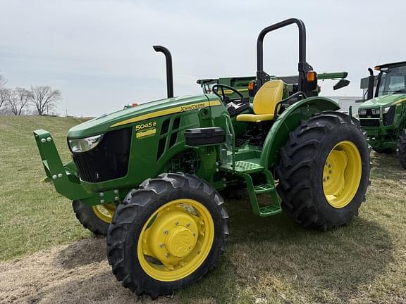 Image of John Deere 5045E equipment image 4