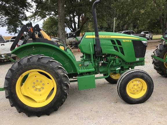Image of John Deere 5045E equipment image 4