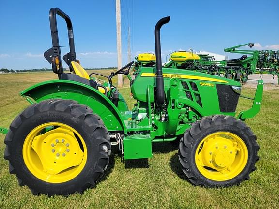 Image of John Deere 5045E equipment image 3