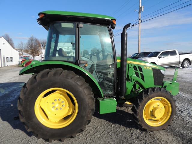Image of John Deere 5055E equipment image 3