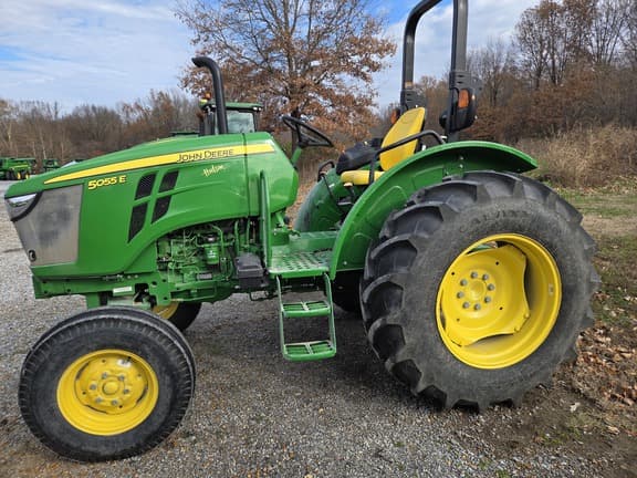 Image of John Deere 5055E equipment image 2