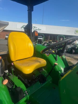 Image of John Deere 5055E equipment image 4