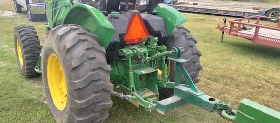 Image of John Deere 5055E equipment image 4