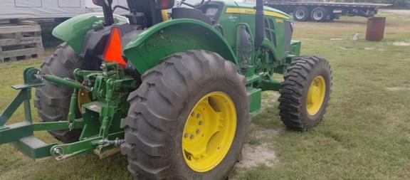 Image of John Deere 5055E equipment image 4