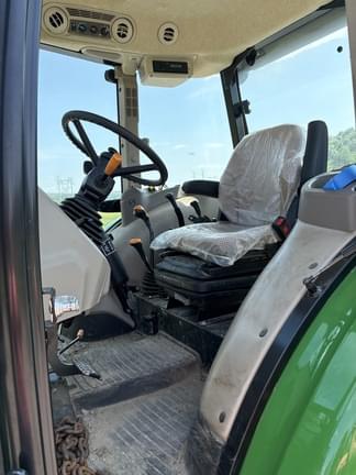 Image of John Deere 5055E equipment image 4
